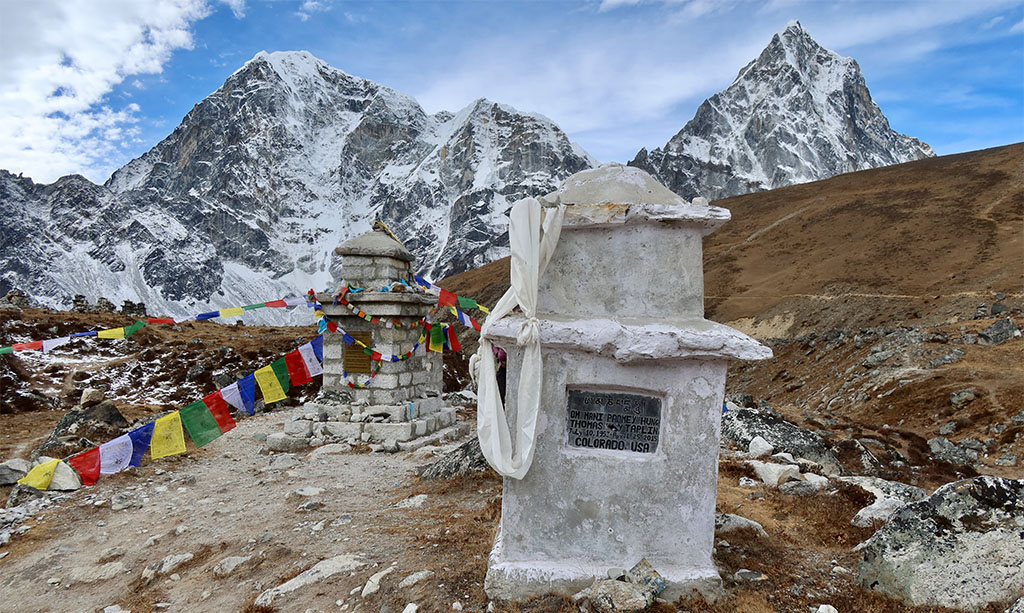 Mountaineering memorials Thokla Pass