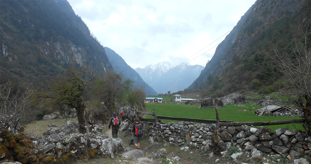 Trek around mount Manaslu