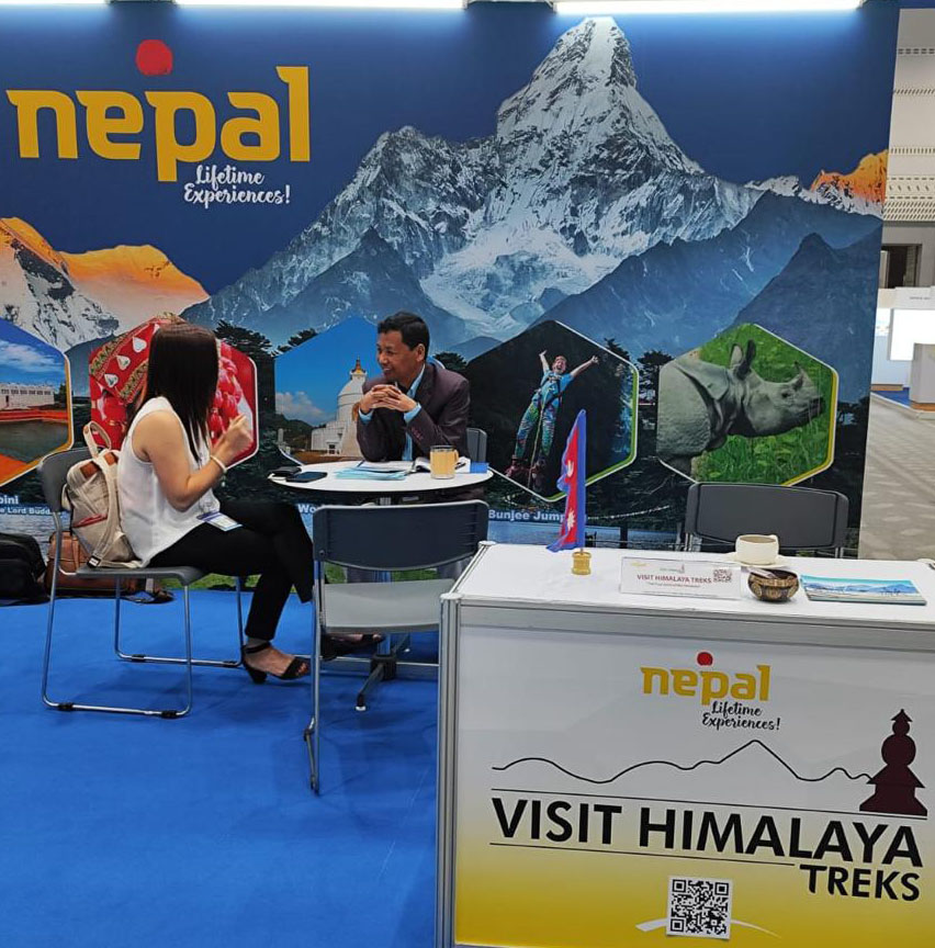 Business-Meeting-at-Travel-Fair